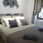 Vieille 2 - La Petite Maison A Safranier, 2 Bedrooms, Max 4 Adults And 2 Kids