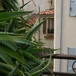 Lägenhet Vieille 2 - La Petite Maison A Safranier, 2 Bedrooms, Max 4 Adults And 2 Kids Antibes