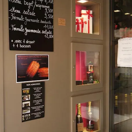 Vieille 2 - La Petite Maison A Safranier, 2 Bedrooms, Max 4 Adults And 2 Kids Antibes