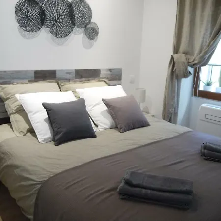 Vieille 2 - La Petite Maison A Safranier, 2 Bedrooms, Max 4 Adults And 2 Kids