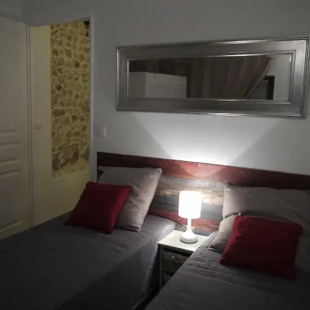 Vieille 2 - La Petite Maison A Safranier, 2 Bedrooms, Max 4 Adults And 2 Kids