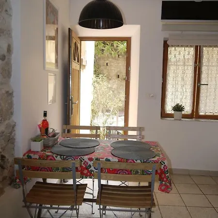 Vieille 2 - La Petite Maison A Safranier, 2 Bedrooms, Max 4 Adults And 2 Kids Apartman