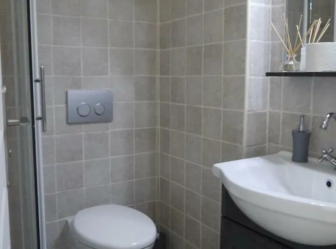 Vieille 2 - La Petite Maison A Safranier, 2 Bedrooms, Max 4 Adults And 2 Kids