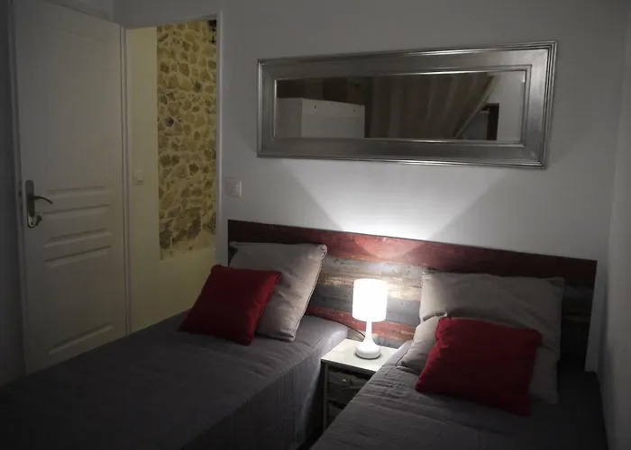 Vieille 2 - La Petite Maison A Safranier, 2 Bedrooms, Max 4 Adults And 2 Kids