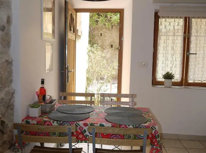 Vieille 2 - La Petite Maison à Safranier, 2 Bedrooms, Max 4 Adults&2 Kids Appartamento