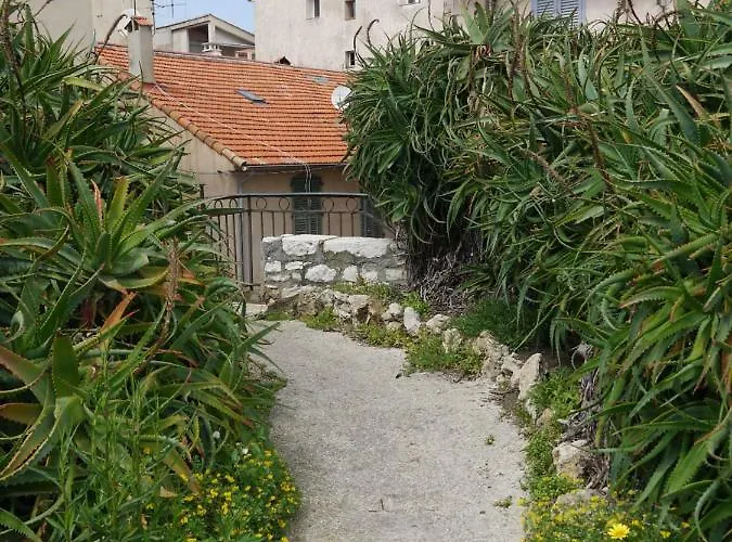 Vieille 2 - La Petite Maison A Safranier, 2 Bedrooms, Max 4 Adults And 2 Kids *